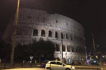 Roma abbraccia Genova, luci spente a Colosseo e Campidoglio Roma abbraccia Genova, luci spente a Colosseo e Campidoglio