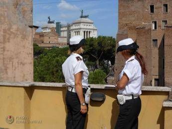 Roma, sgomberata palazzina al Colosseo con vista sui Fori Roma, sgomberata palazzina al Colosseo con vista sui Fori