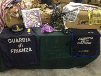 Como, sequestro di quasi 200mila foulard contraffatti. Due denunciati Como, sequestro di quasi 200mila foulard contraffatti. Due denunciati