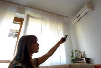Dal condizionatore alle tende da sole, gli italiani spendono circa 2mila euro Dal condizionatore alle tende da sole, gli italiani spendono circa 2mila euro
