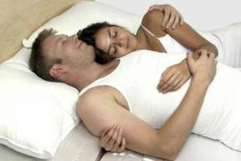 Per 1 italiano su 2 le coccole sono la 'ricetta' per battere lo stress Coppia_sesso_inf
