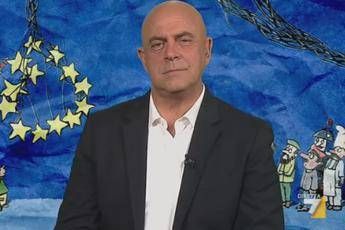 Crozza: Viva Renzi, abbasso quella tedesca cattiva che si veste come un comò /Video Crozza: Viva Renzi, abbasso quella tedesca cattiva che si veste come un comò /Video