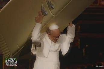 Crozza fa il Papa: L'unico che raccoglie i 'frighi' a Roma sono io /Video Crozza fa il Papa: L'unico che raccoglie i 'frighi' a Roma sono io /Video