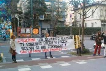 Animalisti VS Cruciani: Superato il limite, lui scende con salame in mano /Video Animalisti VS Cruciani: Superato il limite, lui scende con salame in mano /Video