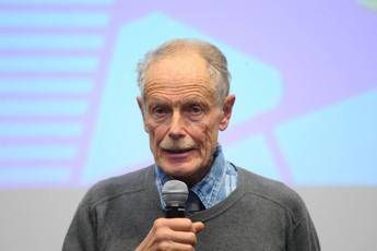 Erri De Luca vince premio per peggiore scena di sesso in un libro Erri De Luca vince premio per peggiore scena di sesso in un libro