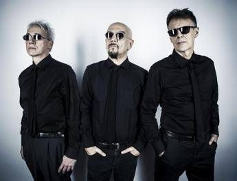 Enrico Ruggeri ritorna al futuro: Nuovo disco e tour con i Decibel/Video Enrico Ruggeri ritorna al futuro: Nuovo disco e tour con i Decibel/Video