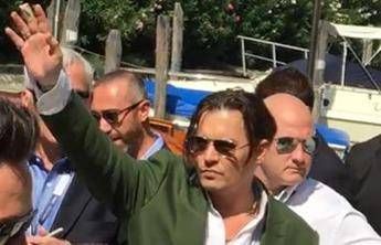 Fan in delirio per Johnny Depp al Lido, lui firma autografi sul red carpet/Video Fan in delirio per Johnny Depp al Lido, lui firma autografi sul red carpet/Video