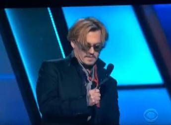 Johnny Depp ubriaco sul palco degli Hollywood Film Awards Johnny Depp ubriaco sul palco degli Hollywood Film Awards