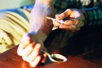 A Parigi apre la prima 'stanza del buco', per consumare droga in sicurezza A Parigi apre la prima 'stanza del buco', per consumare droga in sicurezza