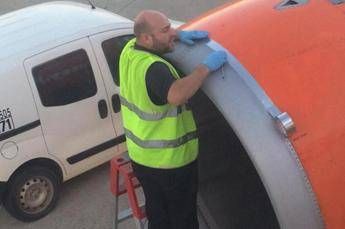 Scotch sul motore dell'aereo, panico e ironia su Twitter. La compagnia: Tutto normale Scotch sul motore dell'aereo, panico e ironia su Twitter. La compagnia: Tutto normale
