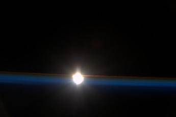 Eclissi di Sole, tutti con il naso all'insù. In otto finiscono al pronto soccorso /Video Eclissi di Sole, tutti con il naso all'insù. In otto finiscono al pronto soccorso /Video