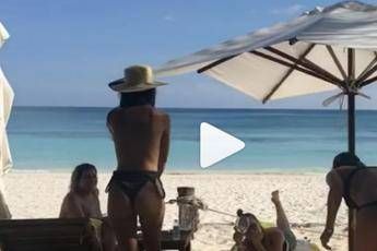 Colazione in spiaggia, ed Emily Ratajkowski fa boom di like /Video Colazione in spiaggia, ed Emily Ratajkowski fa boom di like /Video