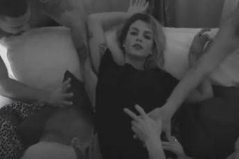 Le 50 sfumature di Emma Marrone, fan impazziti su Facebook /Video Le 50 sfumature di Emma Marrone, fan impazziti su Facebook /Video