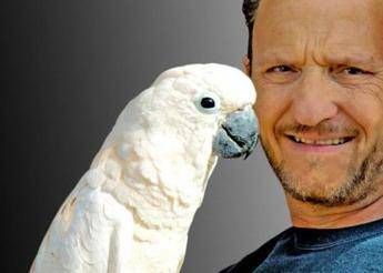Enzo Salvi e il pappagallo smarrito, l'appello su Facebook: Dateme 'na mano /Video Enzo Salvi e il pappagallo smarrito, l'appello su Facebook: Dateme 'na mano /Video