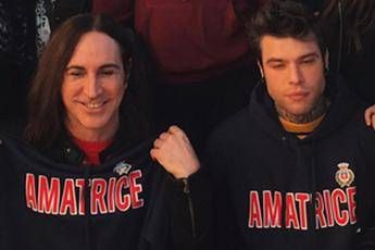 Fedez e Manuel Agnelli ad Amatrice: Un abbraccio alle famiglie colpite dal sisma /Foto Fedez e Manuel Agnelli ad Amatrice: Un abbraccio alle famiglie colpite dal sisma /Foto