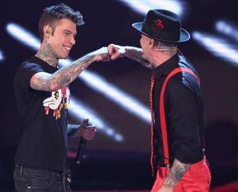 Fedez e J-Ax: 'Bella ciaone' ai 'Comunisti col Rolex' Fedez e J-Ax: 'Bella ciaone' ai 'Comunisti col Rolex'