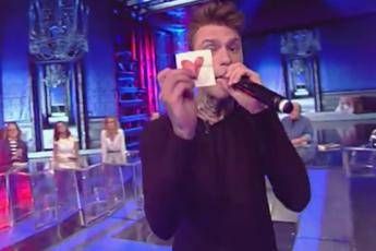 Fedez e quel bigliettino con il cuore in tv, è per Chiara Ferragni? Fedez e quel bigliettino con il cuore in tv, è per Chiara Ferragni?
