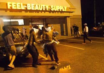 Usa, 'Brown raggiunto da 6 colpi, 2 alla testa'. La famiglia: ''Arrestate quell'agente'' Usa, 'Brown raggiunto da 6 colpi, 2 alla testa'. La famiglia: ''Arrestate quell'agente''