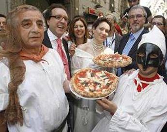 Vip e politici per far diventare la pizza patrimonio dell'Unesco, raccolte 80mila firme Vip e politici per far diventare la pizza patrimonio dell'Unesco, raccolte 80mila firme