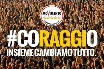 Mistero su foto M5S, fotografo a Raggi: E' mia, l'ho scattata a un concerto Mistero su foto M5S, fotografo a Raggi: E' mia, l'ho scattata a un concerto