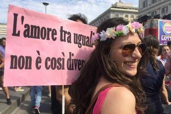 Chi non si accontenta lotta, è il Roma Pride. Organizzatori: Siamo 700mila /Foto - Video Chi non si accontenta lotta, è il Roma Pride. Organizzatori: Siamo 700mila /Foto - Video