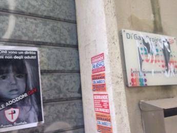 Roma pride, manifesti contro adozioni gay. Sel: Gesto fascista e omofobo Roma pride, manifesti contro adozioni gay. Sel: Gesto fascista e omofobo