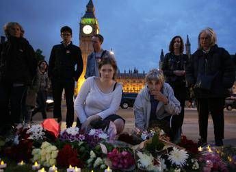 La Gran Bretagna piange Jo Cox. A casa del killer trovati cimeli nazisti La Gran Bretagna piange Jo Cox. A casa del killer trovati cimeli nazisti