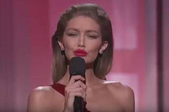 Gigi Hadid fa il verso a Melania Trump, bufera sui social: Razzista /Video Gigi Hadid fa il verso a Melania Trump, bufera sui social: Razzista /Video