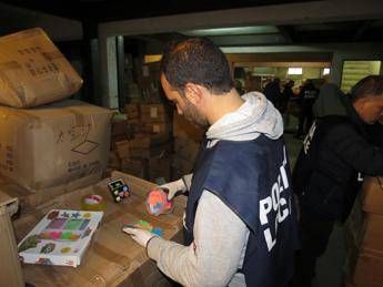 Milano, maxi sequestro giocattoli pericolosi: un denunciato Milano, maxi sequestro giocattoli pericolosi: un denunciato