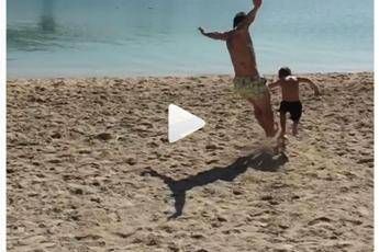 Papu Gomez spietato, entrata a gamba tesa sul figlio /Video Papu Gomez spietato, entrata a gamba tesa sul figlio /Video