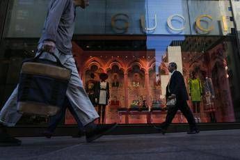 Da Gucci a Tiffany, shopping blindato per le boutique vicino alla Trump Tower Da Gucci a Tiffany, shopping blindato per le boutique vicino alla Trump Tower