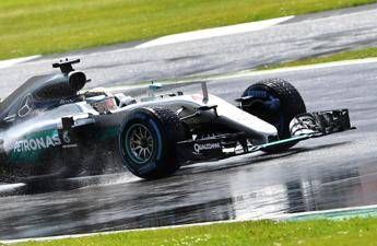 Hamilton trionfa a Silverstone, Rosberg penalizzato è terzo. Flop Ferrari Hamilton trionfa a Silverstone, Rosberg penalizzato è terzo. Flop Ferrari