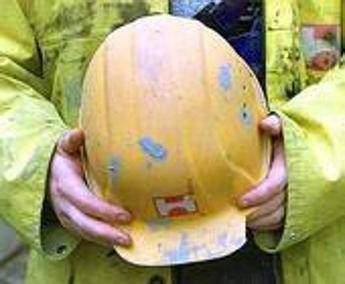 Oristano, operaio muore colpito alla testa dal braccio di una autogru Oristano, operaio muore colpito alla testa dal braccio di una autogru