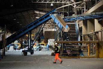 Giù la produzione industriale, record di occupati Giù la produzione industriale, record di occupati