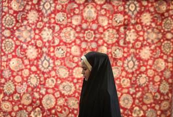 Giro di vite in Iran contro donne 'mal velate', polizia sequestra loro auto Giro di vite in Iran contro donne 'mal velate', polizia sequestra loro auto