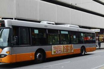 Ragazzo down insultato e picchiato su bus, nessuno interviene Ragazzo down insultato e picchiato su bus, nessuno interviene
