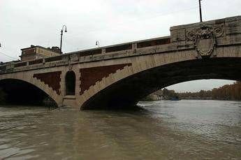 Donna tenta di lanciarsi nel Tevere, tunisino le parla e la salva Donna tenta di lanciarsi nel Tevere, tunisino le parla e la salva
