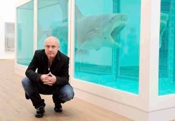 Damien Hirst, 50 anni tra animali in formaldeide e un teschio di diamanti Damien Hirst, 50 anni tra animali in formaldeide e un teschio di diamanti