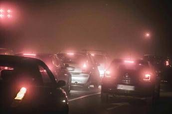 Lo smog entra nel cervello, scienziati scoprono milioni di microparticelle nei tessuti Lo smog entra nel cervello, scienziati scoprono milioni di microparticelle nei tessuti
