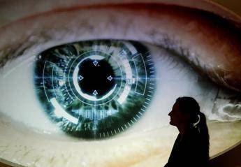 Tingersi gli occhi, l'ultima moda del ritocco arriva in Italia Tingersi gli occhi, l'ultima moda del ritocco arriva in Italia