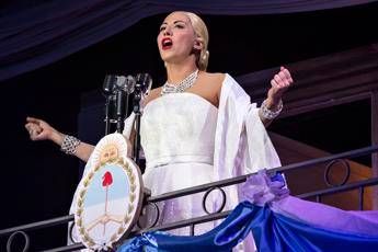 Folla di vip e lunghi applausi alla prima romana della 'Evita' di Malika Folla di vip e lunghi applausi alla prima romana della 'Evita' di Malika