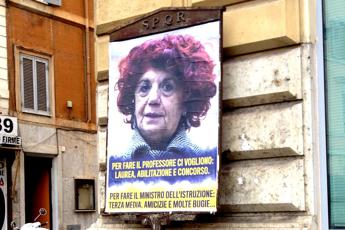 Manifesti anonimi contro ministra Fedeli 'tappezzano' Roma