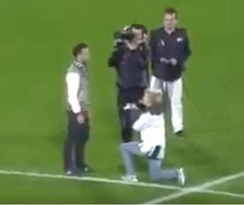 Lui dribbla il matrimonio e la proposta allo stadio per lei è un autogol /Video Lui dribbla il matrimonio e la proposta allo stadio per lei è un autogol /Video