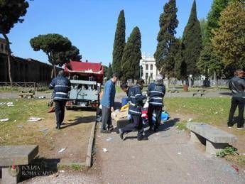 Roma, sgomberato mercatino abusivo in parco via Carlo Felice Roma, sgomberato mercatino abusivo in parco via Carlo Felice