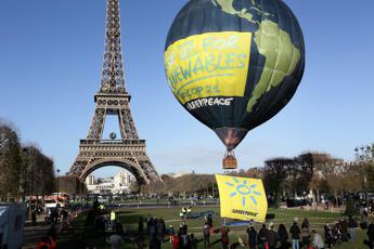 Mongolfiera sulla Tour Eiffel, azione di Greenpeace alla vigilia della Cop21