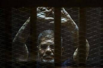 Egitto, revocato ergastolo a ex presidente Morsi Egitto, revocato ergastolo a ex presidente Morsi