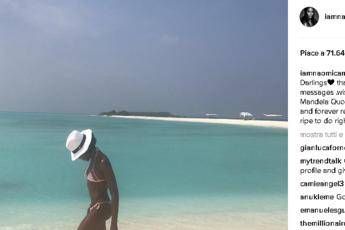 46 anni e non sentirli, le gambe senza età di Naomi Campbell conquistano il web /Foto