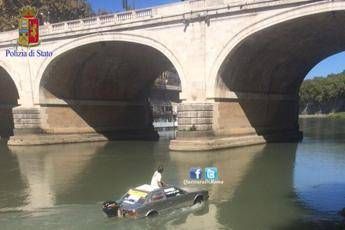Navigava sul Tevere a bordo di una... Maserati /Guarda Navigava sul Tevere a bordo di una... Maserati /Guarda