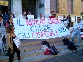 Il giorno dei test di Medicina, a Roma presidi e flash mob contro numero chiuso /Foto Il giorno dei test di Medicina, a Roma presidi e flash mob contro numero chiuso /Foto