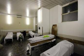 Dichiarata morta si risveglia all'obitorio Dichiarata morta si risveglia all'obitorio